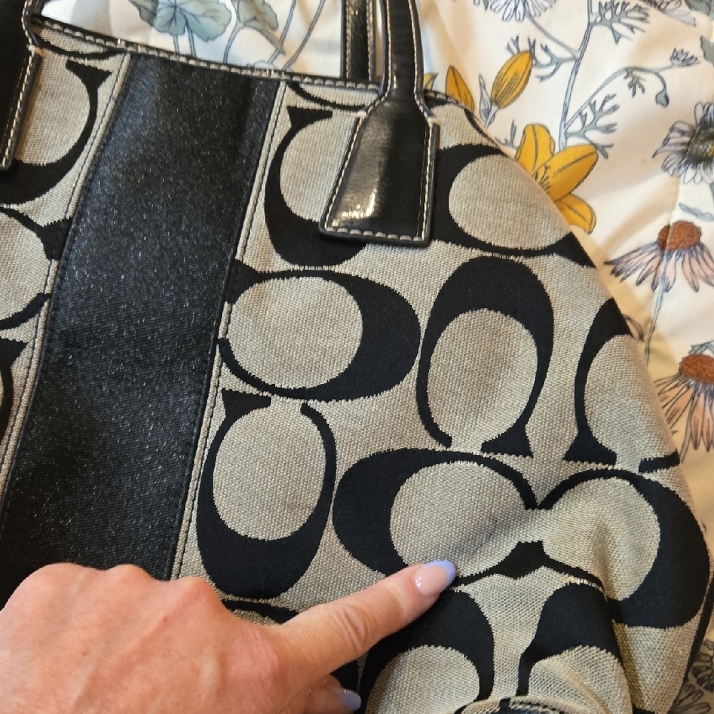 Coach Black and Cream Signature Shoulder Bag with Kisslock - Picture 7 of 10
